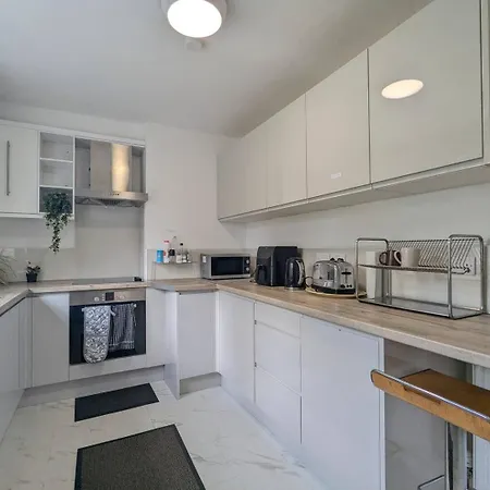 Charming King In With Garden Guest house