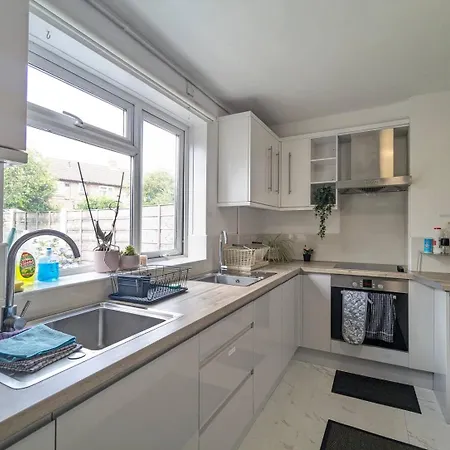 Guest house Charming King In With Garden Manchester