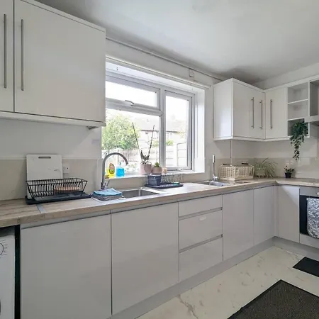 Charming King In With Garden Guest house