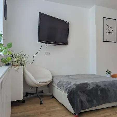 Guest house Charming King In With Garden *