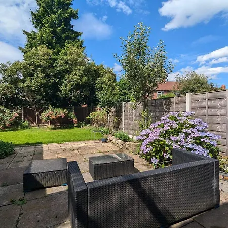 Charming King In With Garden Guest house