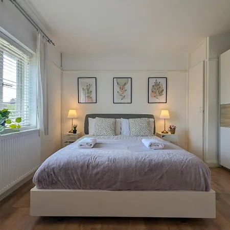 Guest house Charming King In With Garden Manchester