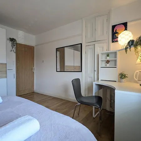 Charming King In With Garden Guest house