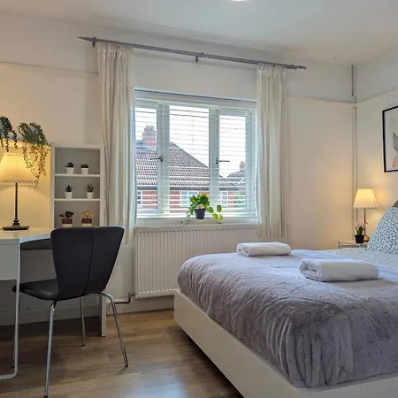 Guest house Charming King In With Garden Manchester