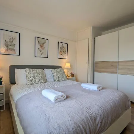 Charming King In With Garden Guest house