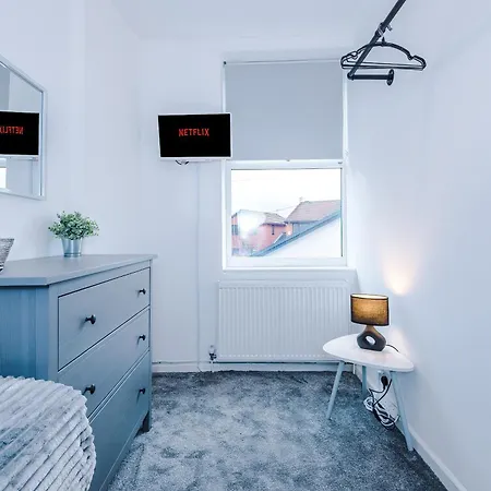 Spacious 3-bed In By 53 Degrees Property, Ideal For Business & Long-term - Sleeps 9! Ferienhaus