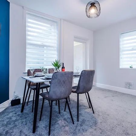 Ferienhaus Spacious 3-bed In By 53 Degrees Property, Ideal For Business & Long-term - Sleeps 9!