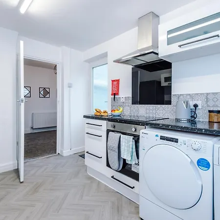 Spacious 3-bed In By 53 Degrees Property, Ideal For Business & Long-term - Sleeps 9! *