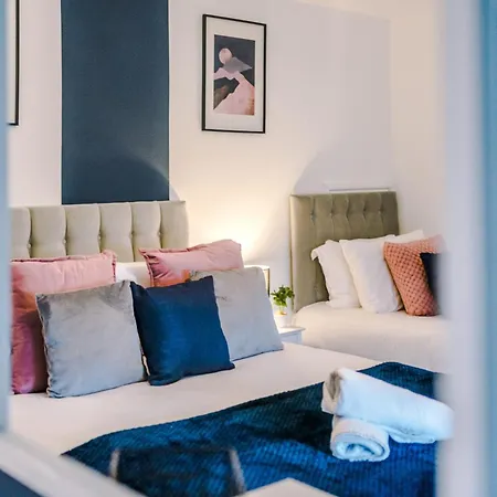 Ferienhaus Spacious 3-bed In By 53 Degrees Property, Ideal For Business & Long-term - Sleeps 9!