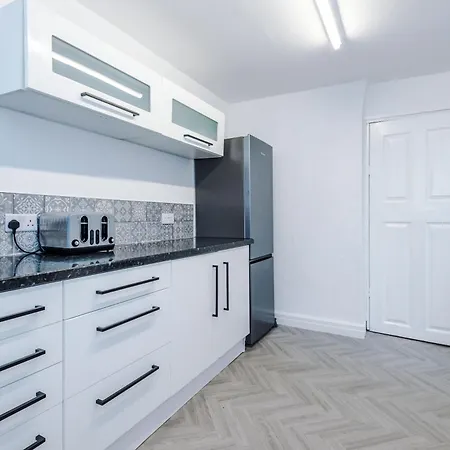 Spacious 3-bed In By 53 Degrees Property, Ideal For Business & Long-term - Sleeps 9! * Manchester
