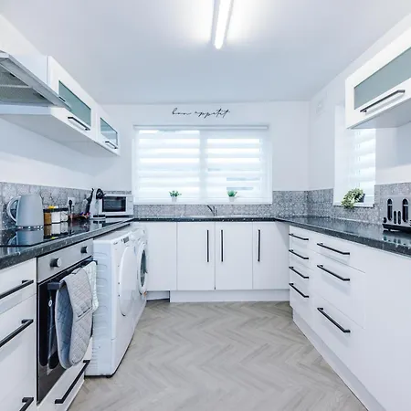 Spacious 3-bed In By 53 Degrees Property, Ideal For Business & Long-term - Sleeps 9!