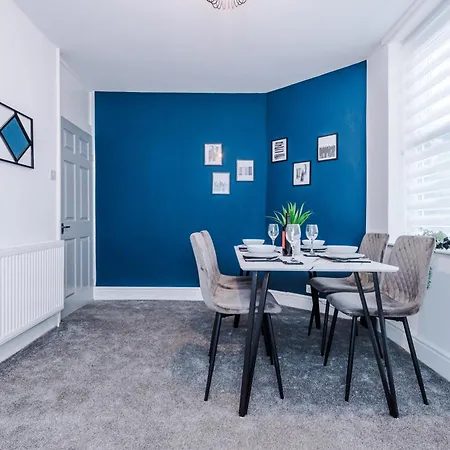 Spacious 3-bed In By 53 Degrees Property, Ideal For Business & Long-term - Sleeps 9! Μάντσεστερ