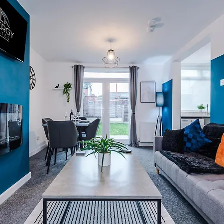 Modern 3-bed House In By 53 Degrees Property, Ideal For Professionals & Contractors, Free Parking - Sleeps 8!
