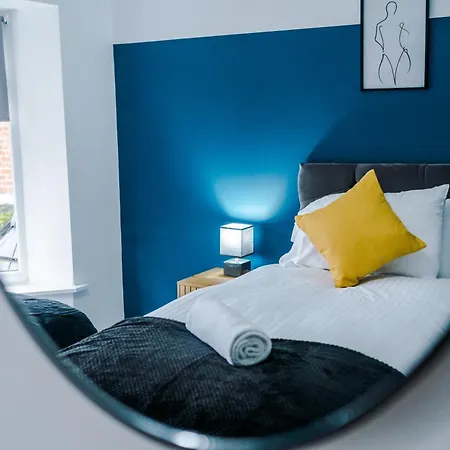Modern 3-bed House In By 53 Degrees Property, Ideal For Professionals & Contractors, Free Parking - Sleeps 8! Nyaraló *