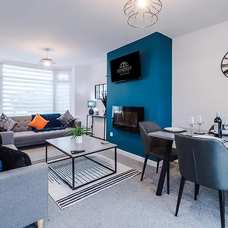 Modern 3-bed House In By 53 Degrees Property, Ideal For Professionals & Contractors, Free Parking - Sleeps 8! *