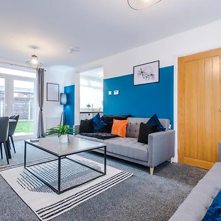 Modern 3-bed House In By 53 Degrees Property, Ideal For Professionals & Contractors, Free Parking - Sleeps 8! Manchester