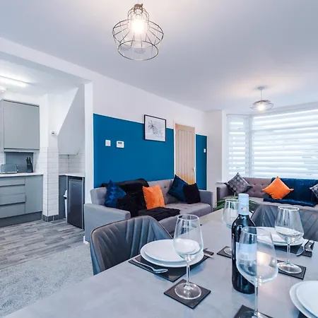 Modern 3-bed House In By 53 Degrees Property, Ideal For Professionals & Contractors, Free Parking - Sleeps 8! * Manchester