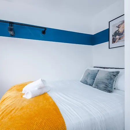 Modern 3-bed House In By 53 Degrees Property, Ideal For Professionals & Contractors, Free Parking - Sleeps 8!