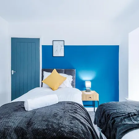 Modern 3-bed House In By 53 Degrees Property, Ideal For Professionals & Contractors, Free Parking - Sleeps 8! Holiday home *