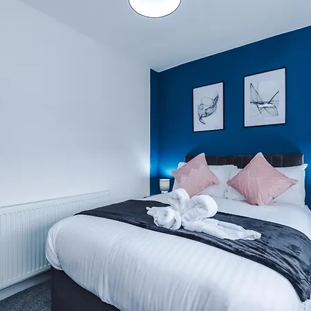 Modern 3-bed House In By 53 Degrees Property, Ideal For Professionals & Contractors, Free Parking - Sleeps 8! *