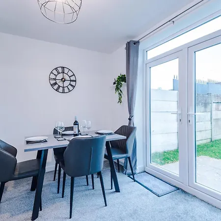 Modern 3-bed House In By 53 Degrees Property, Ideal For Professionals & Contractors, Free Parking - Sleeps 8! Manchester