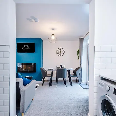 Modern 3-bed House In By 53 Degrees Property, Ideal For Professionals & Contractors, Free Parking - Sleeps 8! Nyaraló