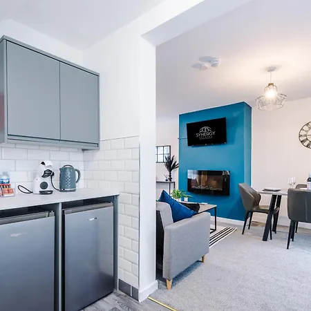 Modern 3-bed House In By 53 Degrees Property, Ideal For Professionals & Contractors, Free Parking - Sleeps 8! Holiday home *