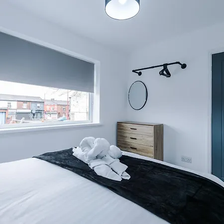 Modern 3-bed House In By 53 Degrees Property, Ideal For Professionals & Contractors, Free Parking - Sleeps 8! Nyaraló Manchester