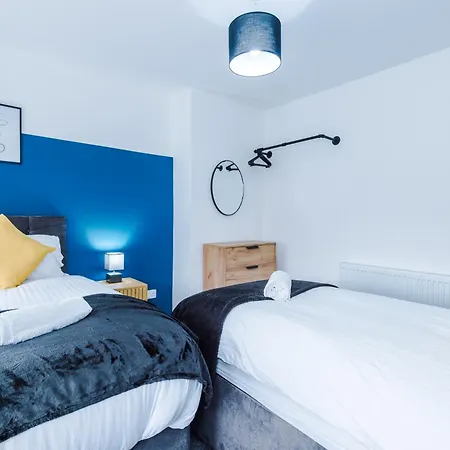 Modern 3-bed House In By 53 Degrees Property, Ideal For Professionals & Contractors, Free Parking - Sleeps 8! *