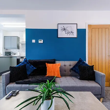 Modern 3-bed House In By 53 Degrees Property, Ideal For Professionals & Contractors, Free Parking - Sleeps 8! Manchester