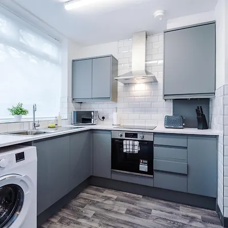Modern 3-bed House In By 53 Degrees Property, Ideal For Professionals & Contractors, Free Parking - Sleeps 8! * Manchester