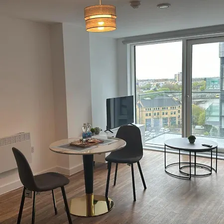 Apartment New Penthouse Height Flat, View Balcony, Free Gym & Minimalistic Manchester