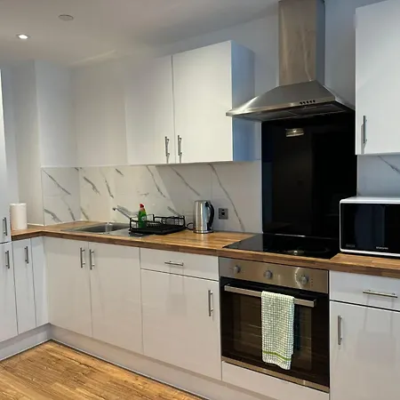 New Penthouse Height Flat, View Balcony, Free Gym & Minimalistic Apartment Manchester
