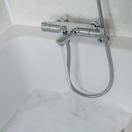 Pass The Keys Picture Perfect Haven In Didsbury Village - Free Parking & Ev Station Vakantiehuis *