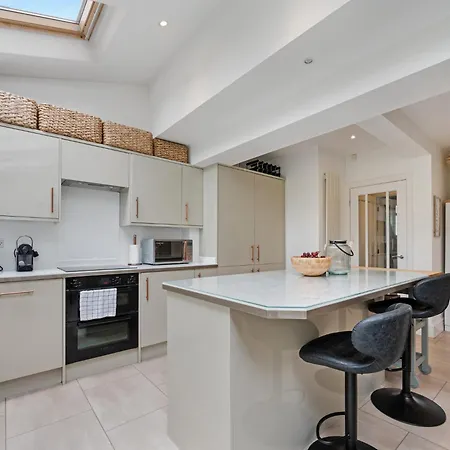Vakantiehuis Pass The Keys Picture Perfect Haven In Didsbury Village - Free Parking & Ev Station *