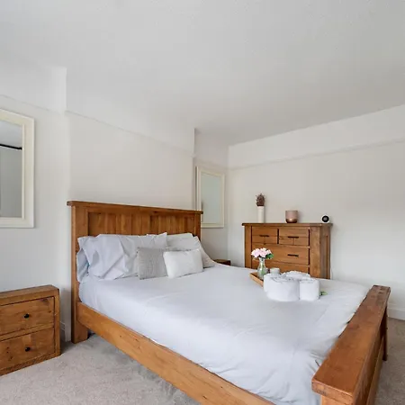 Pass The Keys Picture Perfect Haven In Didsbury Village - Free Parking & Ev Station Vakantiehuis