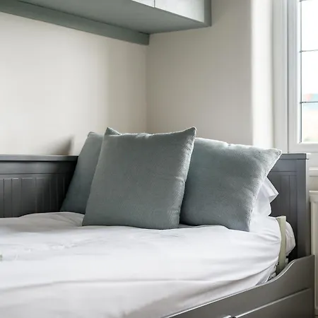 Pass The Keys Picture Perfect Haven In Didsbury Village - Free Parking & Ev Station Vakantiehuis *