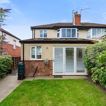 Pass The Keys Picture Perfect Haven In Didsbury Village - Free Parking & Ev Station Vakantiehuis