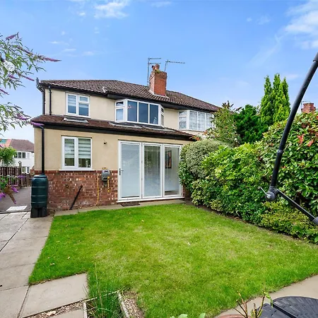 Pass The Keys Picture Perfect Haven In Didsbury Village - Free Parking & Ev Station Holiday home