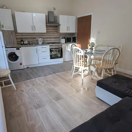 Entire 2 Bedroom Cosy Flat Near Centre Lejlighed