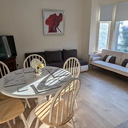 Entire 2 Bedroom Cosy Flat Near Centre Appartamento