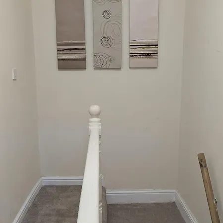 Entire 2 Bedroom Cosy Flat Near Centre דירה