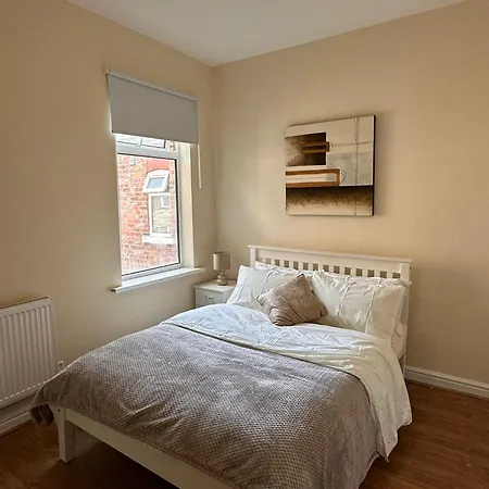 Entire 2 Bedroom Cosy Flat Near Centre