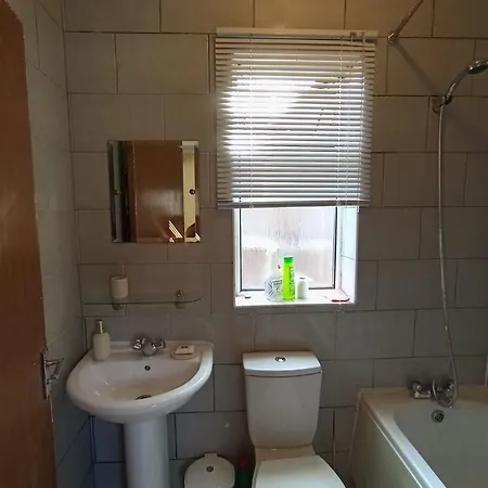 Entire 2 Bedroom Cosy Flat Near Centre شقة