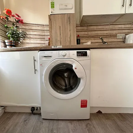 Entire 2 Bedroom Cosy Flat Near Centre *