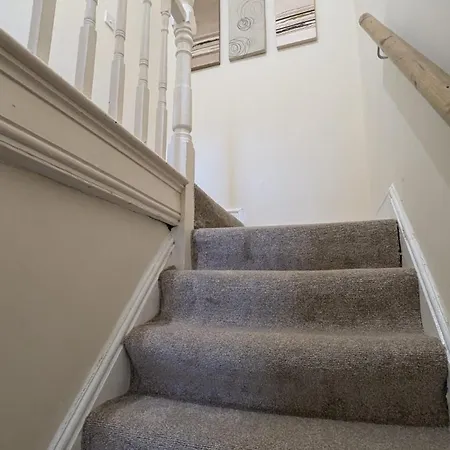 Entire 2 Bedroom Cosy Flat Near Centre