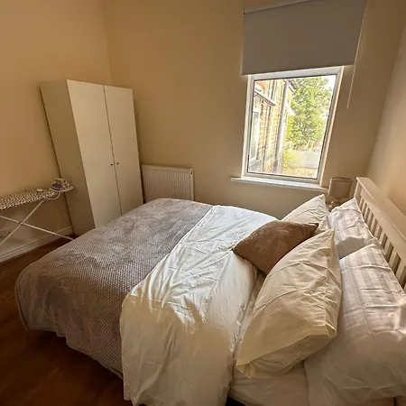 Entire 2 Bedroom Cosy Flat Near Centre