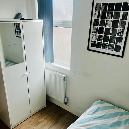 Single In Greater Homestay