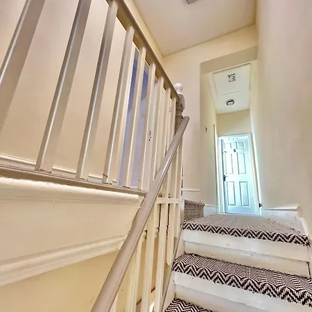 Homestay Budget Private Bedrooms W Dedicated Bath Mediacity, Mufc Salford