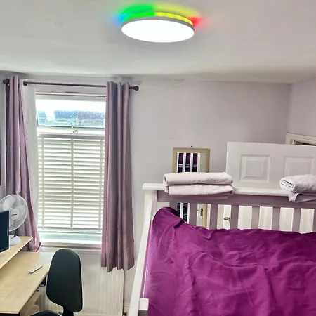 Budget Private Bedrooms W Dedicated Bath Mediacity, Mufc Salford Homestay Manchester